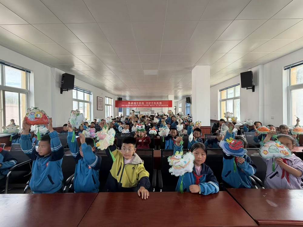 传承端午民俗 守护千年风雅——张家川县博物馆走进恭门中心小学开展端午香包制作活动
